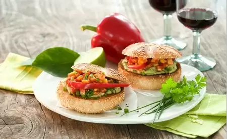 reteta Burger bio cu avocado, legume şi brânză