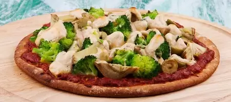  Pizza Greenview cu anghinare, broccoli, măsline şi cremă de cashew