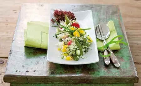 Salată asortată cu legume şi orez