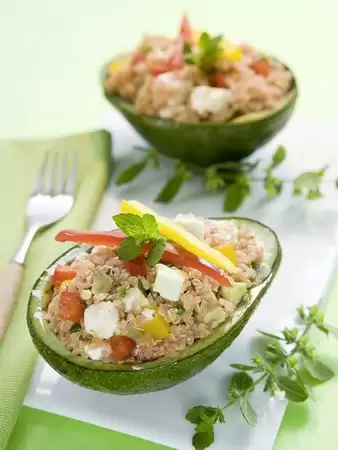 Salată de avocado cu umplutură de quinoa