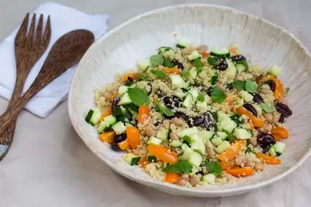 Salata bio de quinoa cu fasole boabe, masline si frunze de menta