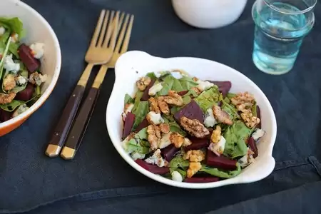 Salata bio de sfecla rosie cu spanac, nuci zaharisite si branza mucegaita