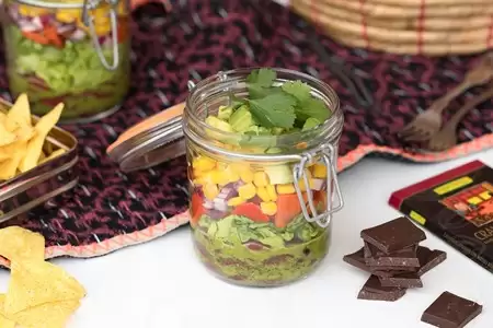 Salata mexicana in straturi cu dressing de coriandru si limeta