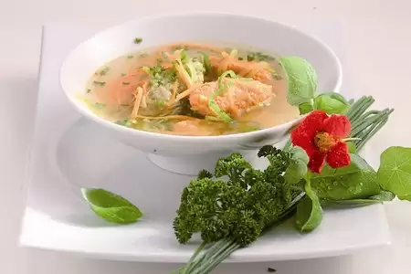 reteta Supă bio de legume cu găluşte din pesto roşu şi verde